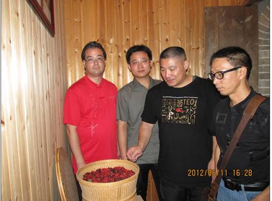 左起:夏云峰<美国>、裴立波、祖耕荣、许孙鑫参观金针梅公司研发中的新产品