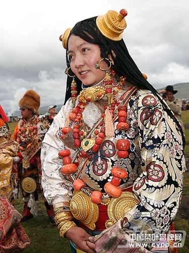 藏族姑娘的服饰